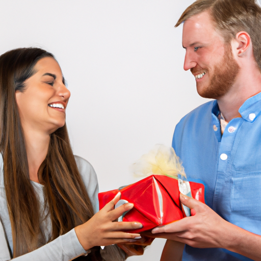 תמונה המציגה זוג מחליף מתנות עם חיוכים על הפנים